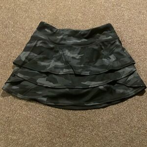 Athleta Girl camo skort in black/gray - size L (12).